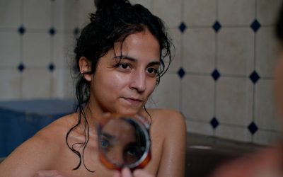 «Donde el cielo toca tierra»: Llega a salas un drama distópico chileno sobre identidad, resistencia y memoria